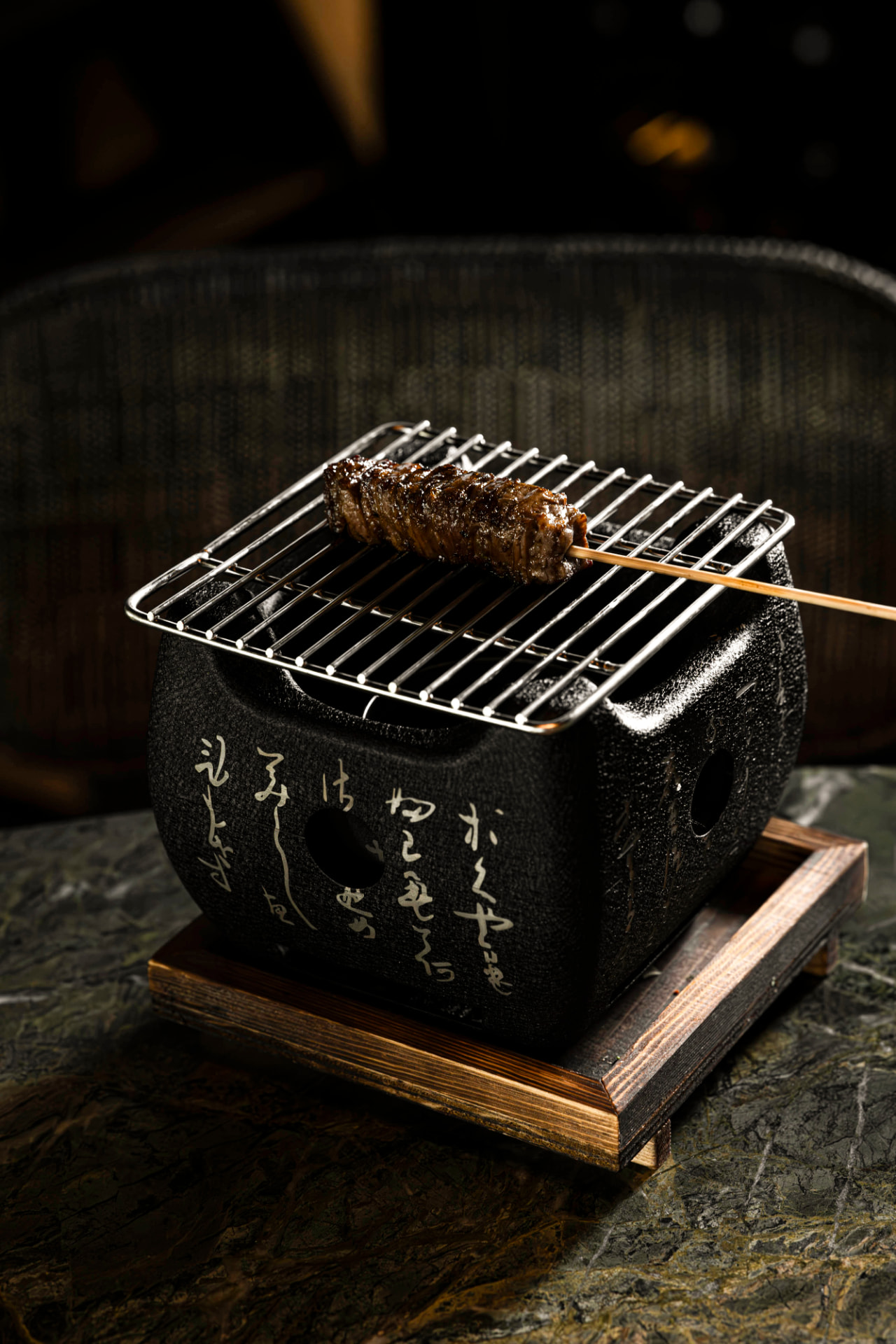Vleesspies op een Japanse hibachi-grill