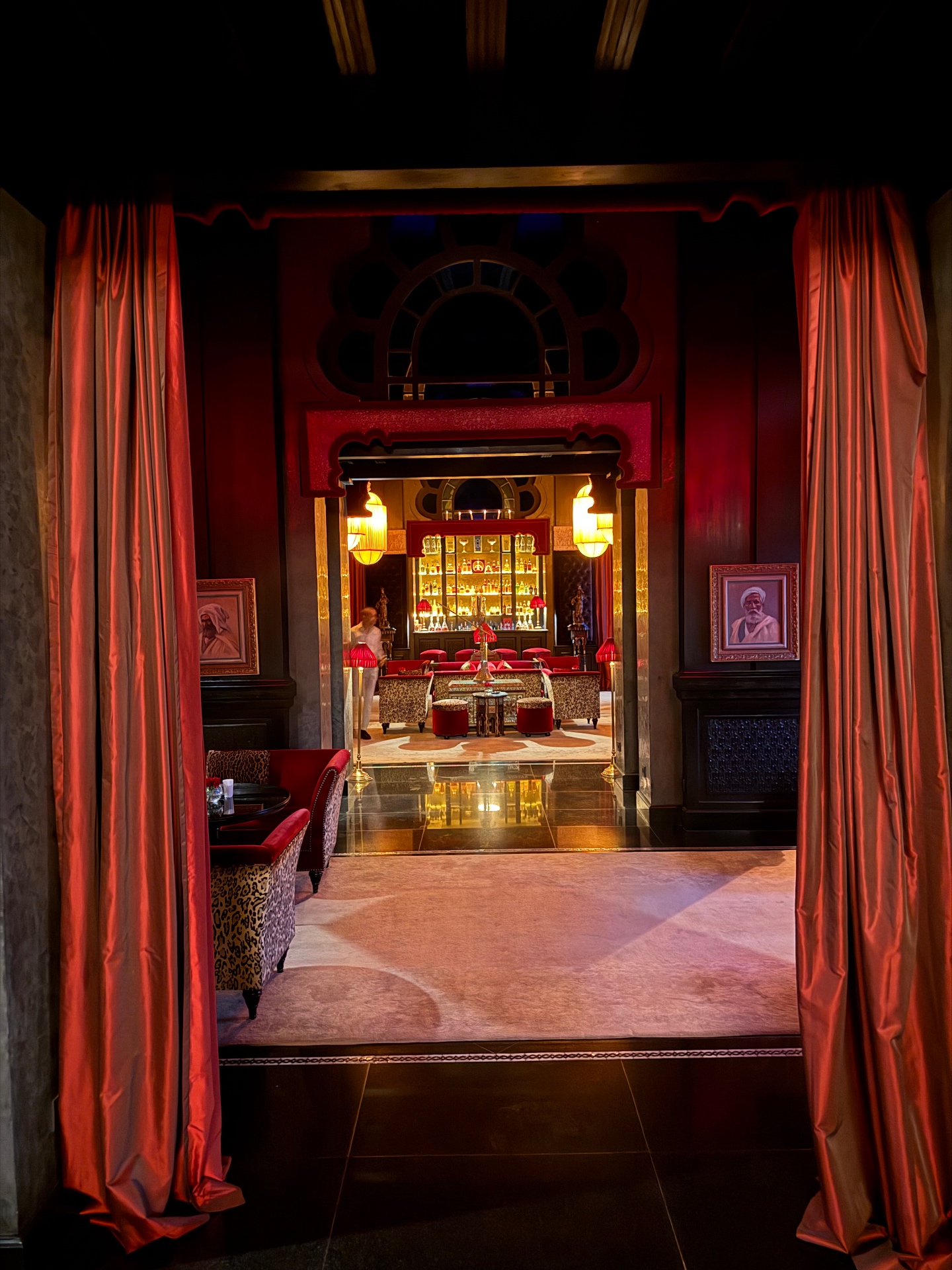 Warme rode interieurs en een verlichte bar in Selman Marrakech