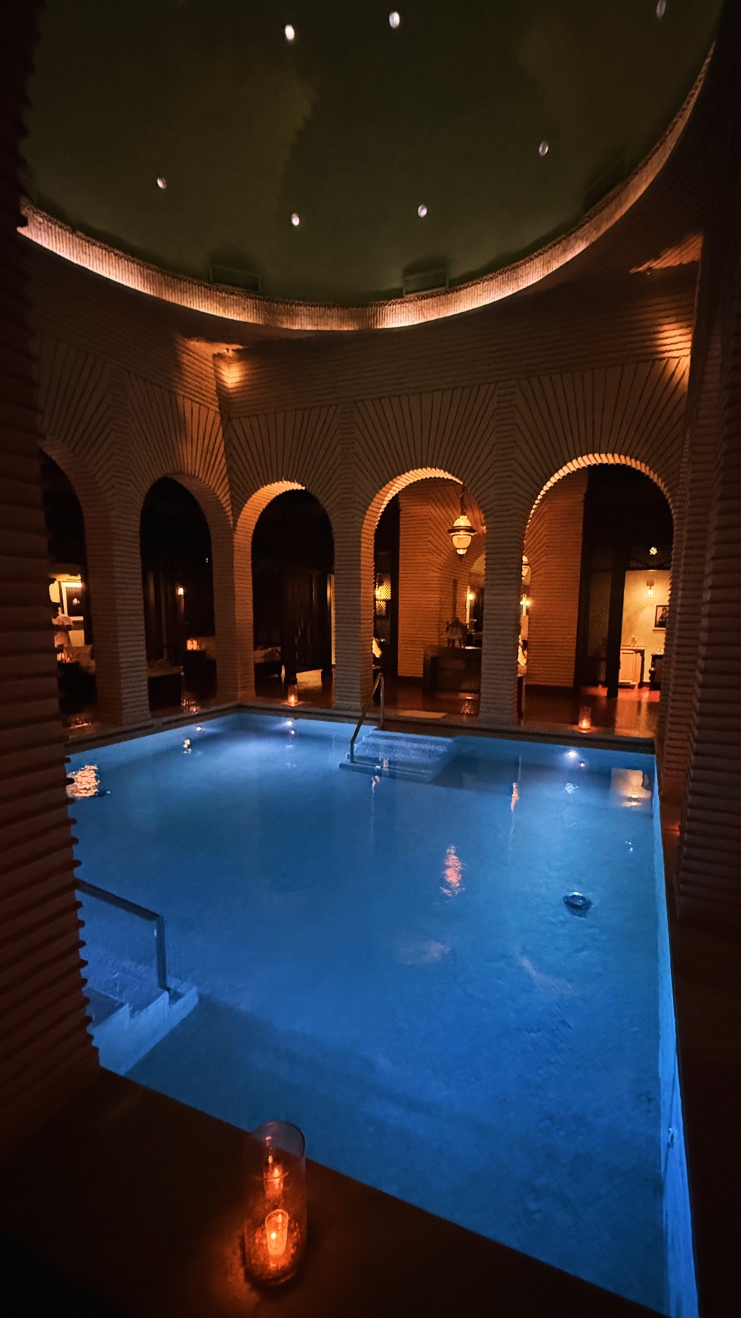 Binnenbad onder bakstenen bogen bij Selman Marrakech